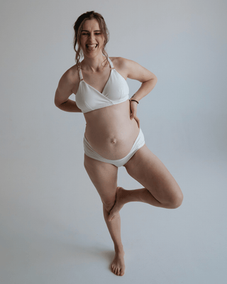 [Vanilla Swirl] adjustable maternity bra in vanilla swirl on pregnant woman